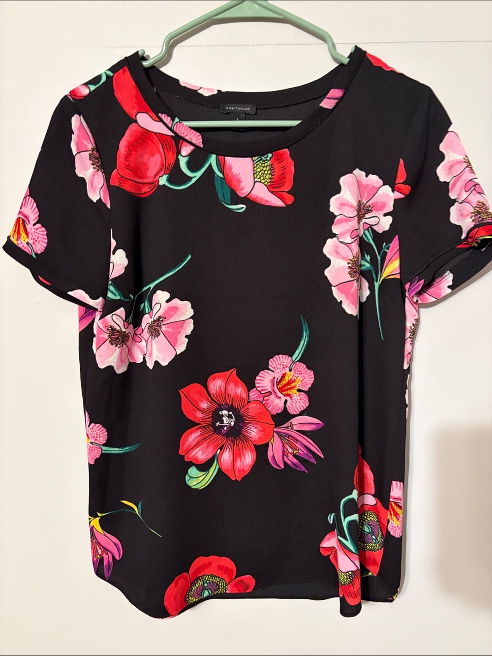 Ann Taylor Black Floral Short-Sleeve Tee with Pink & Red Blooms. Small. 💯 poly.